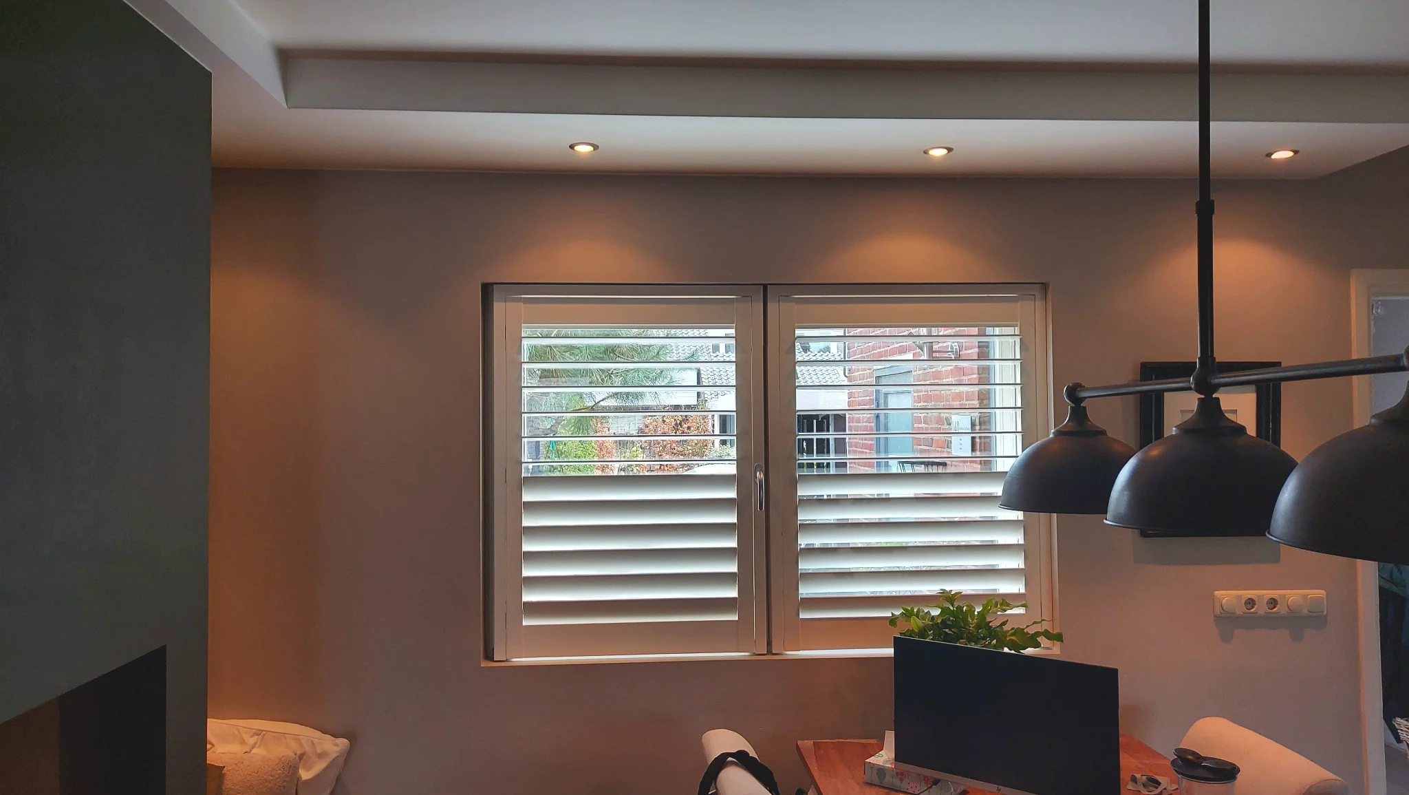 Witte shutters op een draaikiepraam in Breda