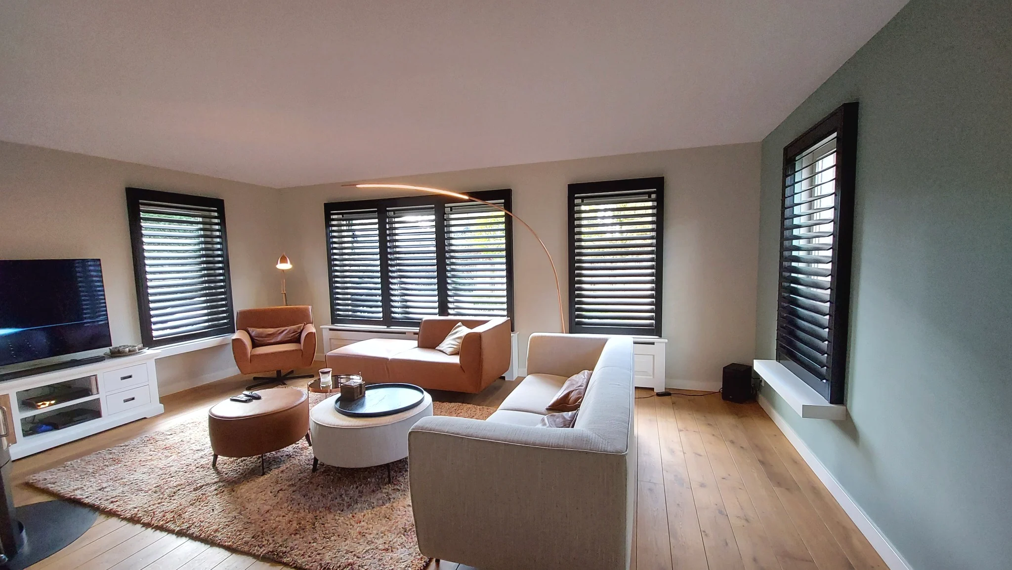 Donkere shutters in een woonkamer in Den Haag