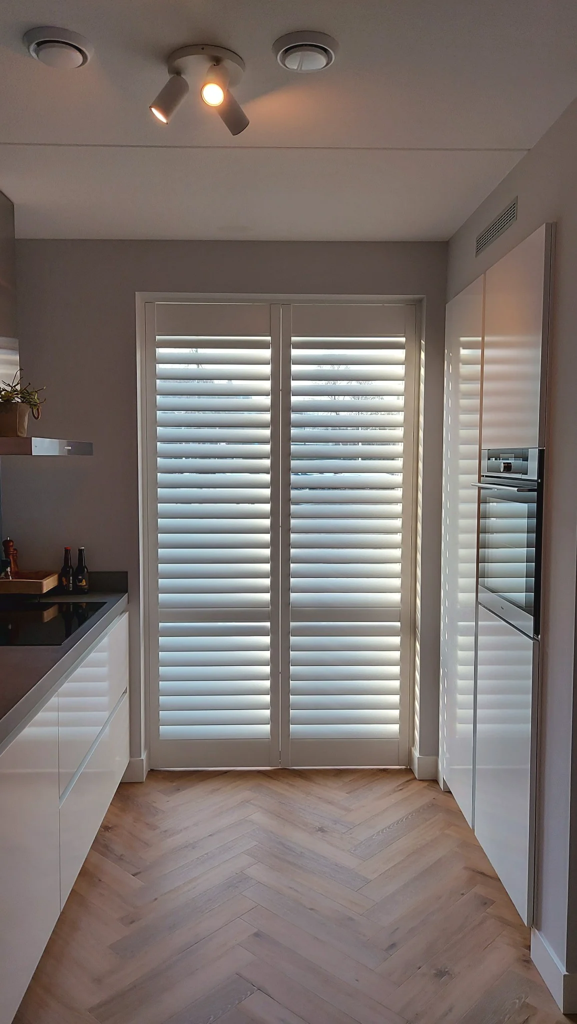 Witte shutters in een keuken in Haarlem