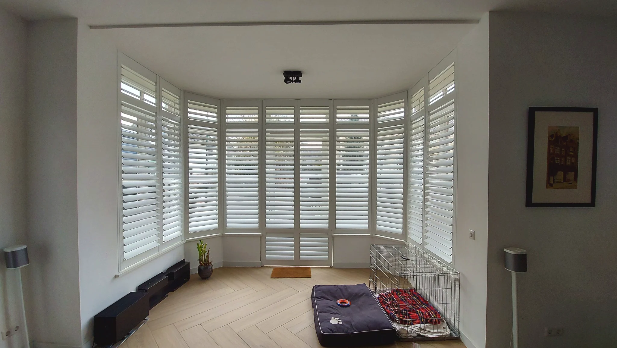 Witte shutters in een erker in Hardinxveld
