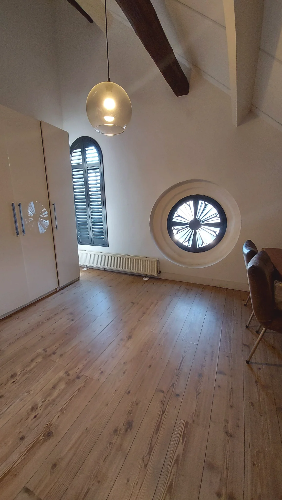 Donkere shutters in toog- en wielramen in Huissen