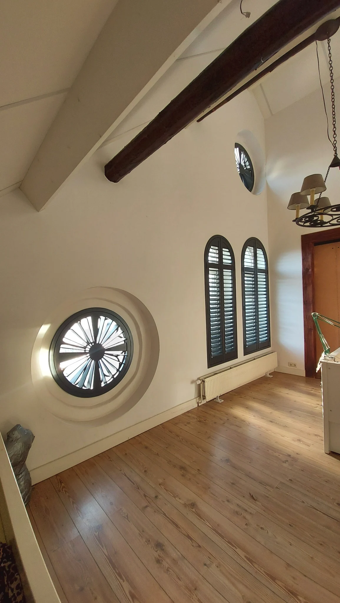 Donkere shutters voor ronde wielramen en toogramen in Huissen