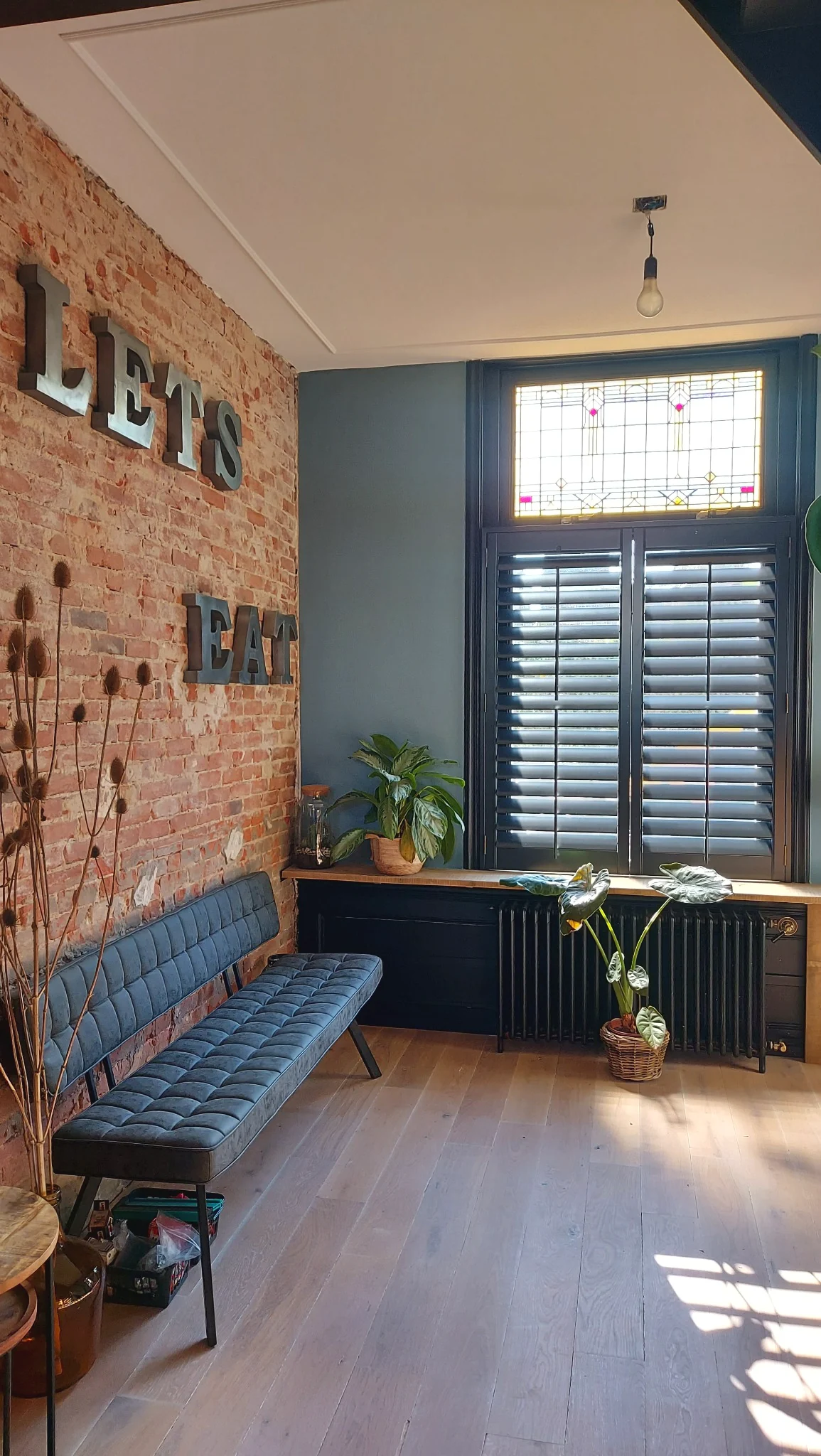 Donkere shutters in een karakteristieke woning in Leiden
