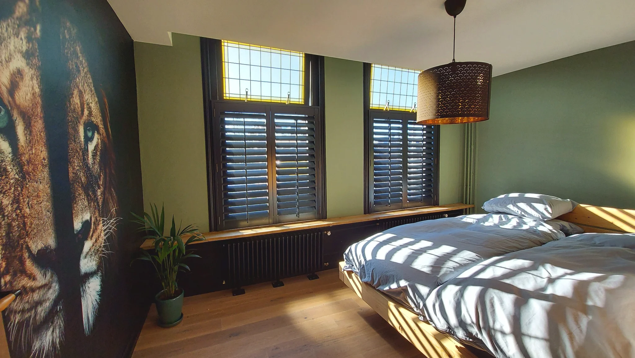 Donkere shutters in een slaapkamer in Leiden