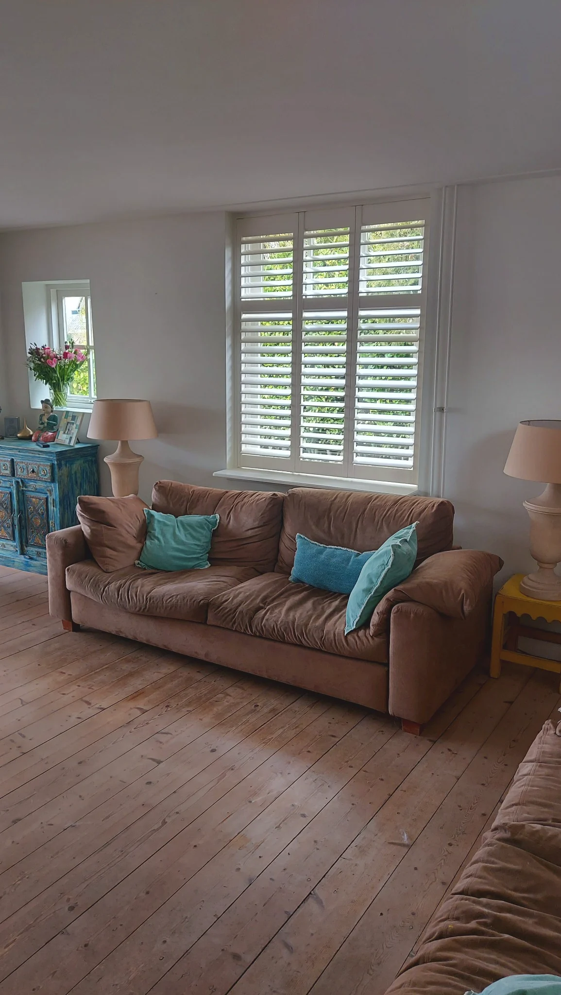 Witte shutters in een woonkamer in Loosdrecht