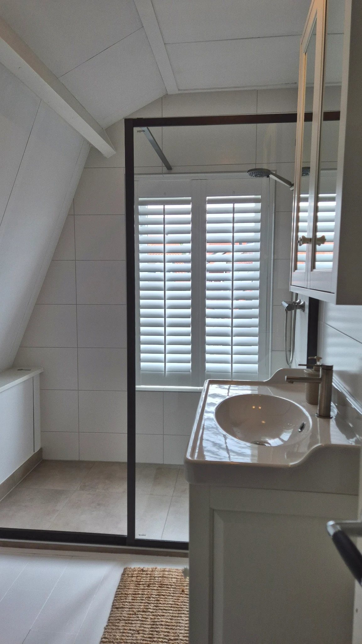 Witte shutters in een badkamer in Middelharnis