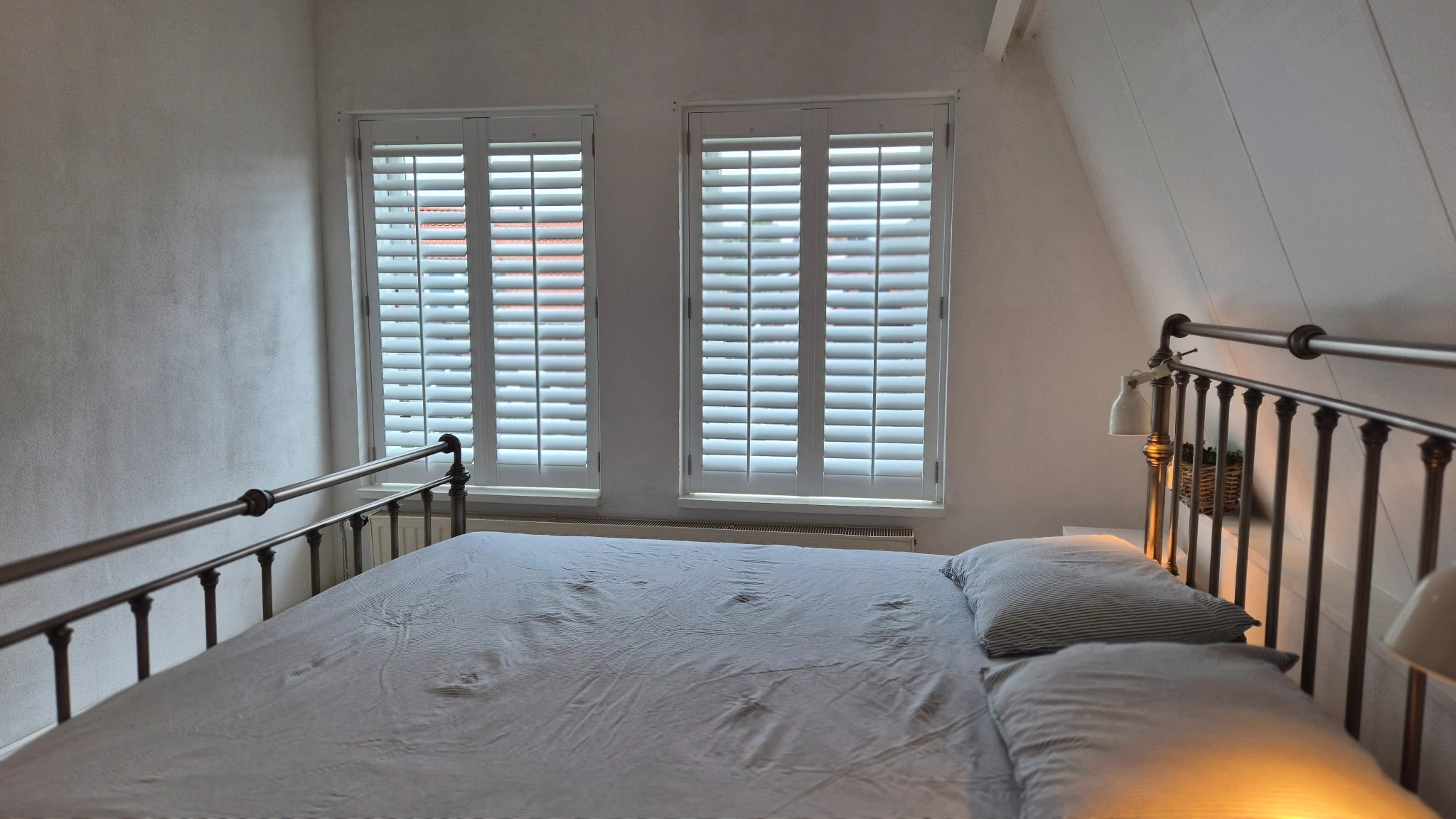 Witte shutters in een slaapkamer in Middelharnis