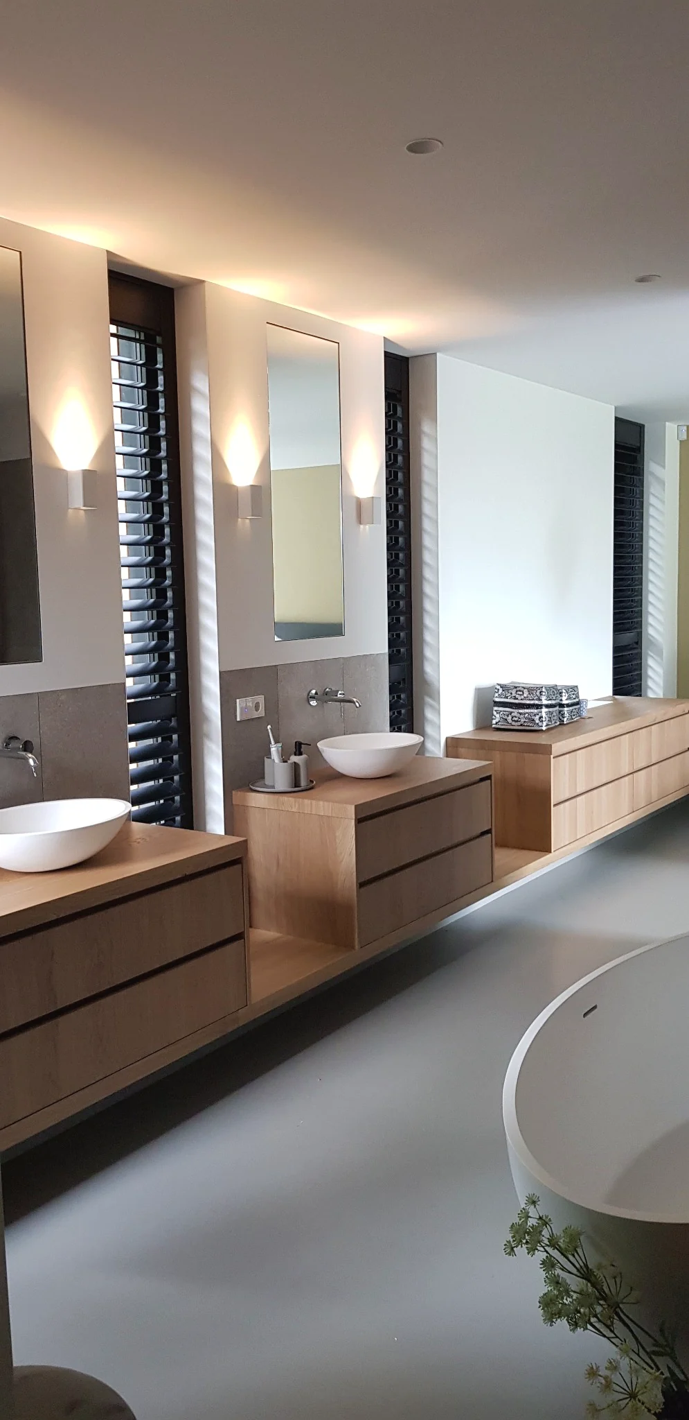 Donkere shutters in een luxe badkamer in Soest