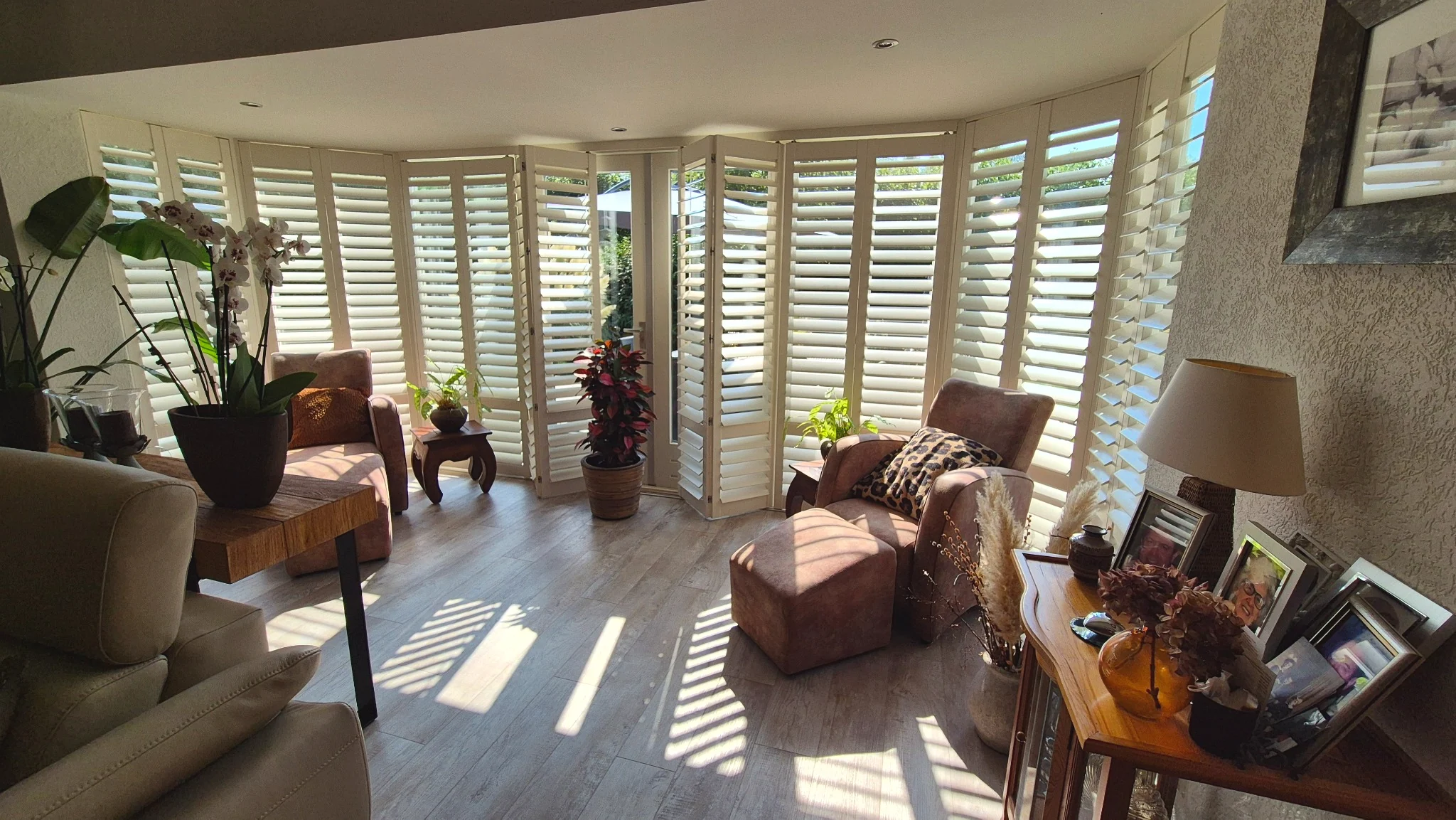 Witte shutters in een erker in Tholen