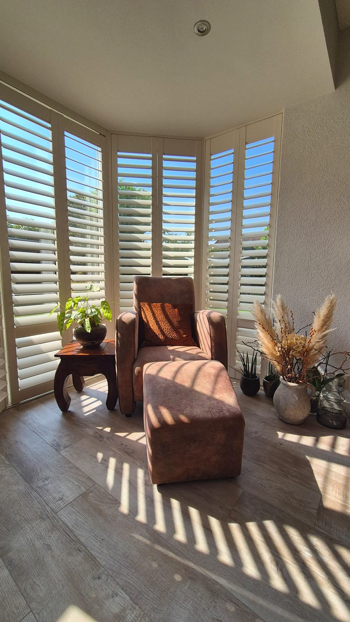 Witte shutters in de hoek van een erker in Tholen
