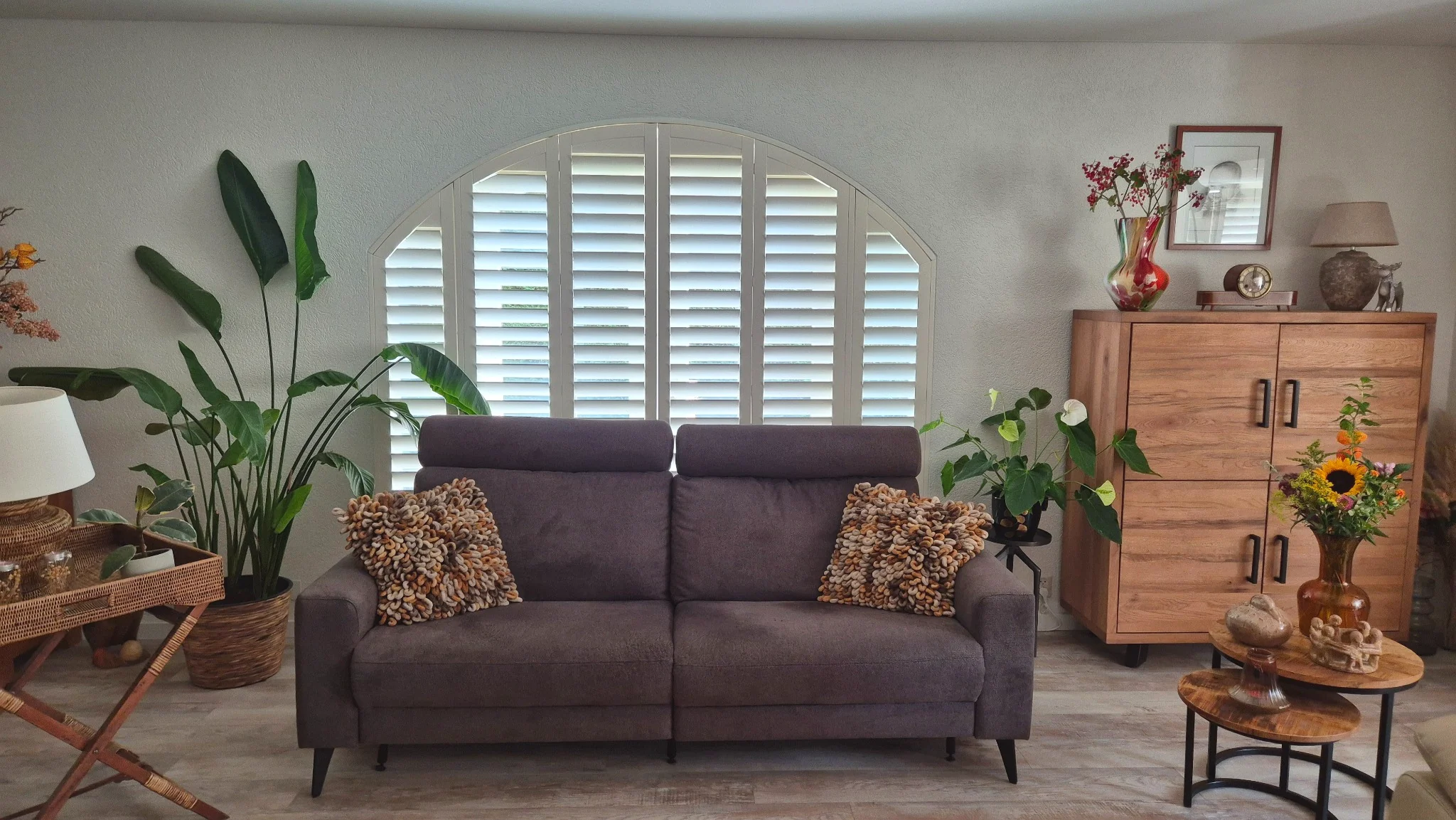 Witte shutters in een toograam in Tholen