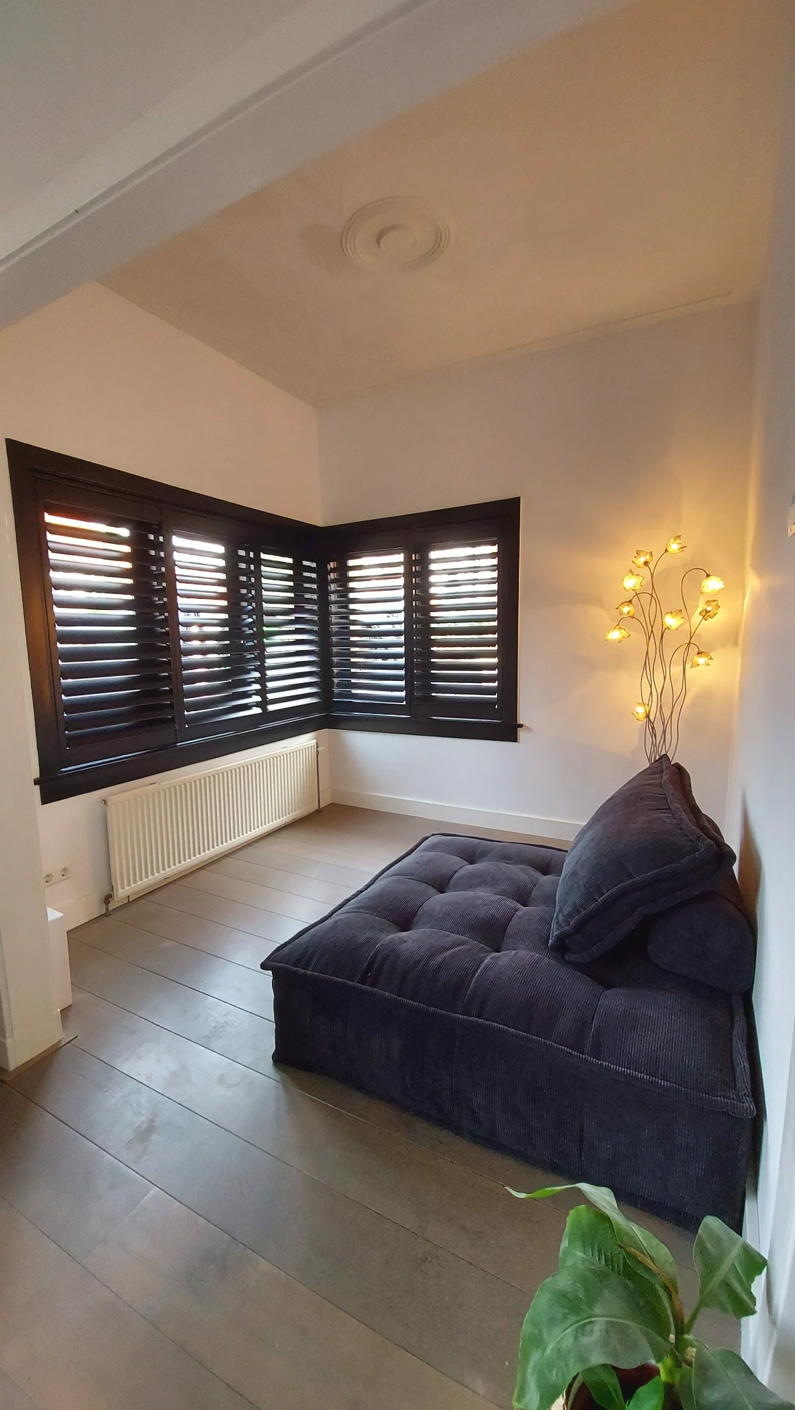 Zwarte shutters in een slaapkamer met hoekraam in Vinkeveen