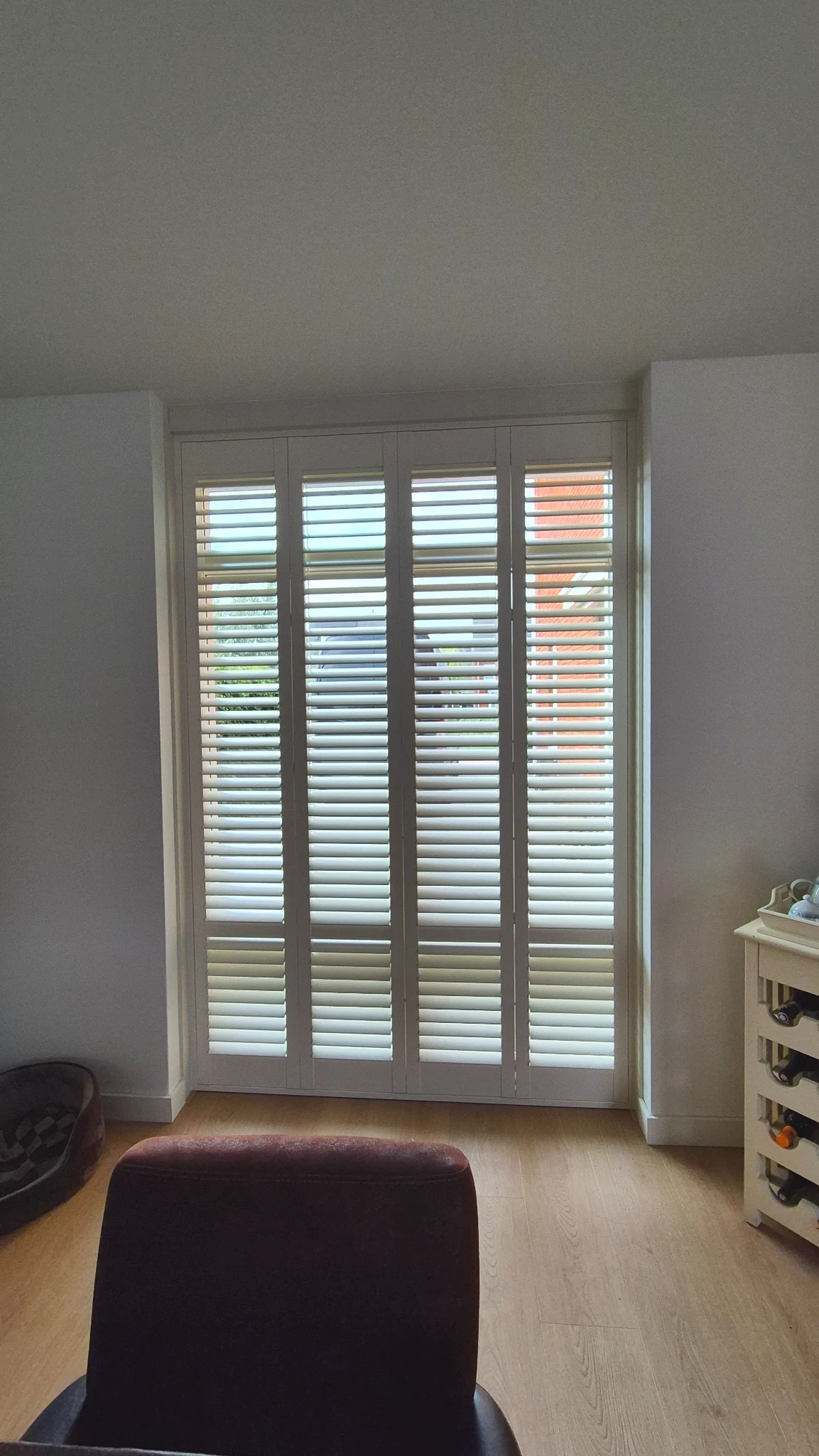Witte shutters in een living in Zevenhuizen