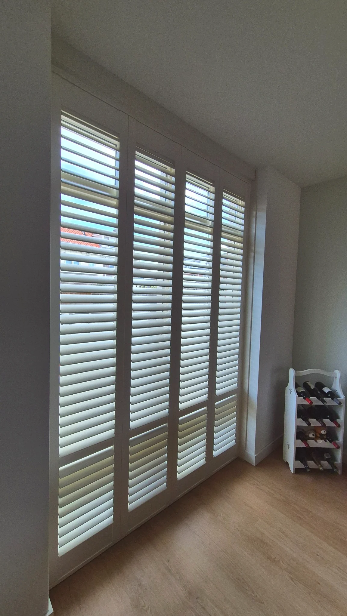 Witte shutters over een brede raamwand in Zevenhuizen
